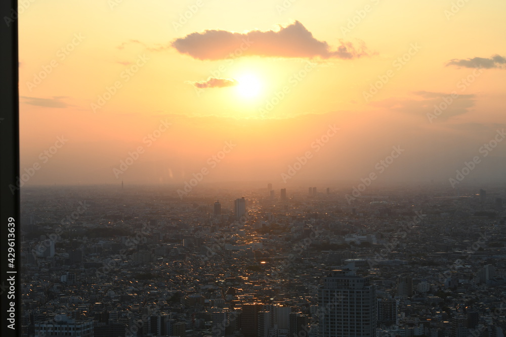 Fototapeta premium 夕焼け 西日 一日の終わり 高層ビル