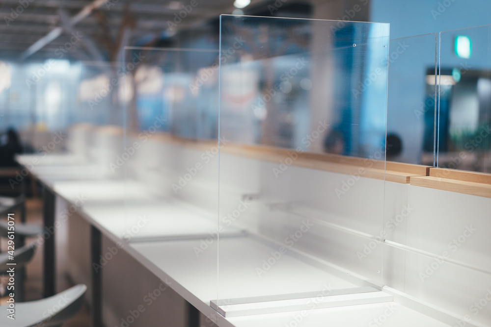 Fototapeta premium アクリル板が設置された飲食店