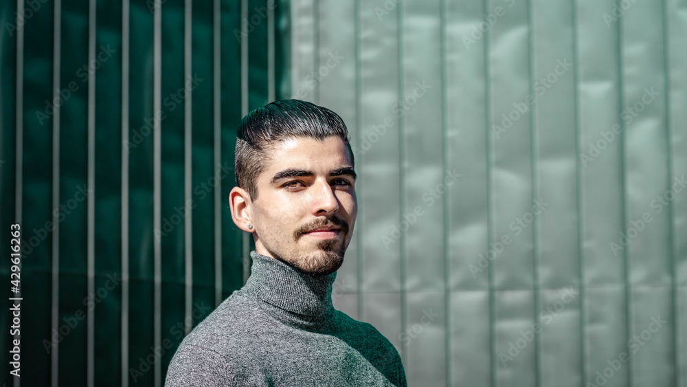 Joven emprendedor. Joven lleno de confianza. Hombre de negocios. Joven emprendedor. Joven lleno de confianza. Hombre de negocios.