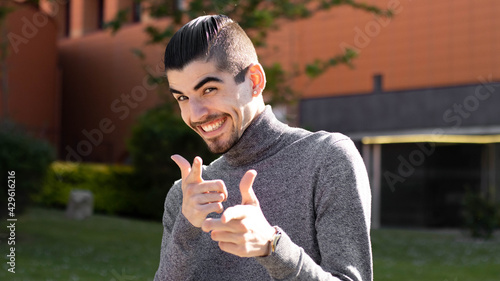 Konstfotografi Joven emprendedor sonriendo, Joven emprendedor lleno de confianza