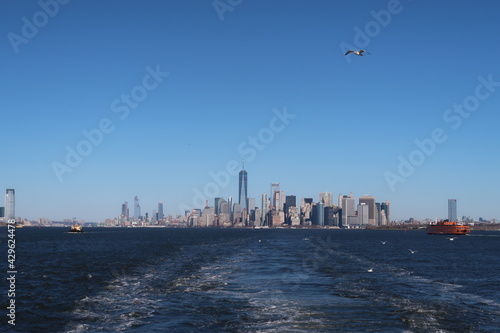 Wallpaper Mural Fähre Wasser Boot in New York mit fliegender Möwe am Himmel Torontodigital.ca