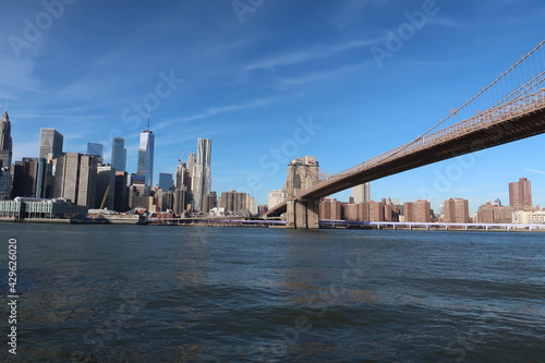 Brooklyn Bridge in New York mit blauem Himmel und Wasser © Sasha