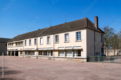 Ecole primaire de Corbigny en Bourgogne   © Atlantis