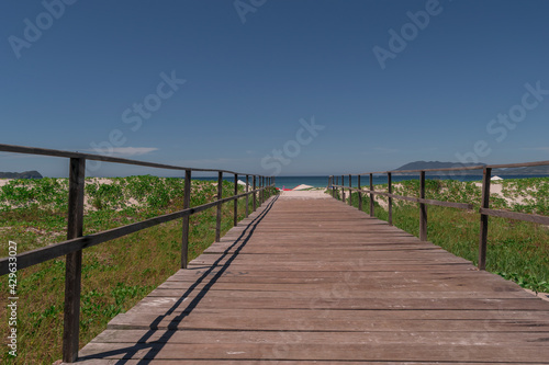 ponte de madeira que leva a praia do forte, cabo frio © Diovane