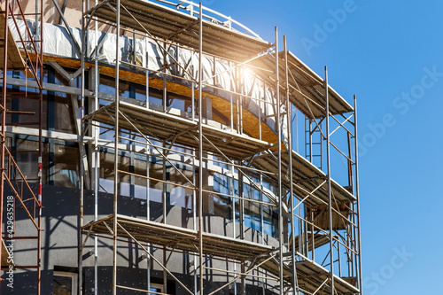 Fotografie, Obraz Extensive scaffolding providing platforms for work in progress on a new apartmen