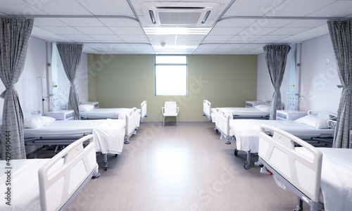 General view of an empty hospital room with two rows of beds © WavebreakMediaMicro