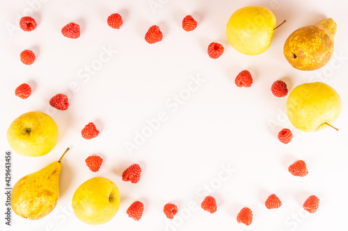 Fototapeta Naklejka Na Ścianę i Meble -  Cornice di frutta su sfondo bianco con spazio vuoto per scrivere. Salutare. Alimentazione.