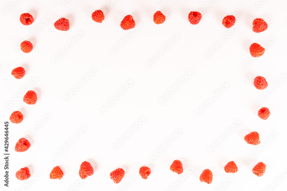 Cornice con lamponi su sfondo bianco con spazio vuoto per scrivere. Salutare. Alimentazione. Cornice con lamponi su sfondo bianco con spazio vuoto per scrivere. Salutare. Alimentazione.