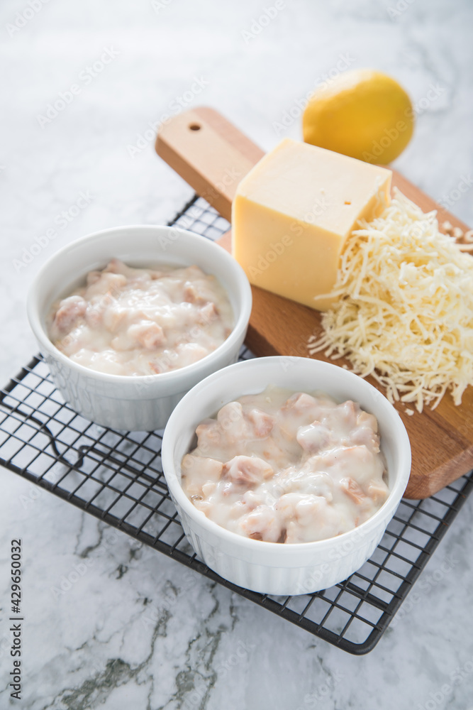 Typisches DDR Würzfleisch Ragout Fin mit geriebenen Gouda Käse in ...