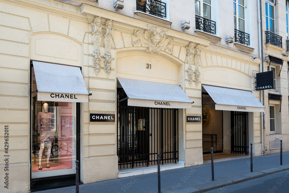 Paris, France - 23 avril 2021: Vue extérieure de la boutique historique  Chanel, rue Cambon. Chanel est une entreprise française de haute couture,  prêt-à-porter, accessoires et parfums de luxe Stock-Foto | Adobe