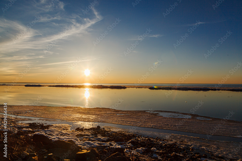 Naklejka premium Beautiful winter sunset by the sea with iceberg