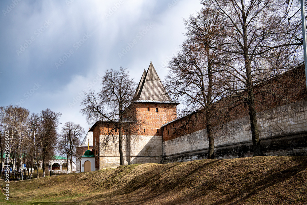 Fototapeta premium ancient stone fortress-kremlin in Zaraysk on a spring sunny day
