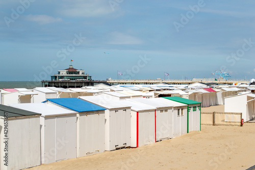 La plage en été à Blankenberge, ses jolies cabanes colorées, la jetée et le Pier