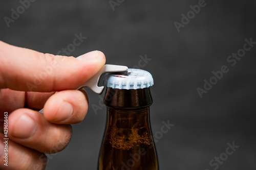 opener open a beer bottle