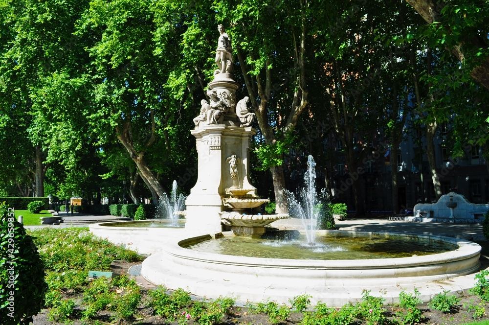 Fototapeta premium Fountain in a park in Madrid, Spain