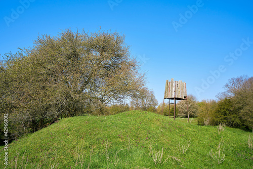 Vászonkép Hochsitz auf einer Wiese im Wiesenpark, einem Teil des Herrenkrugparks bei Magde