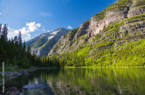 Fototapeta Naklejka Na Ścianę i Meble -  Avalanche Lake and surrounding mountain range at Glacier National Park