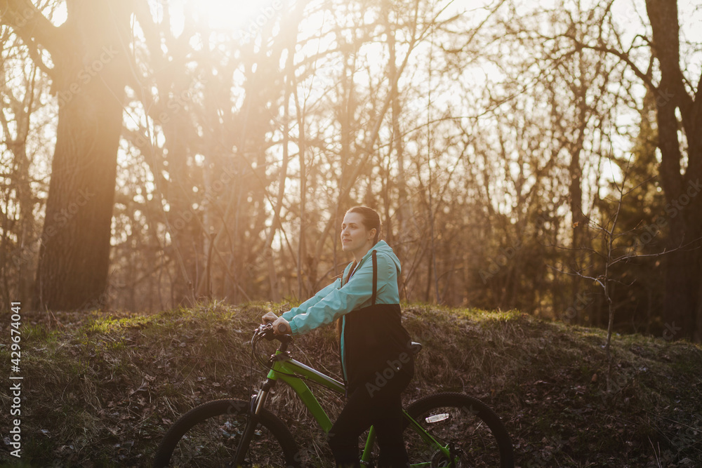 Obraz premium Woman with mountain bike