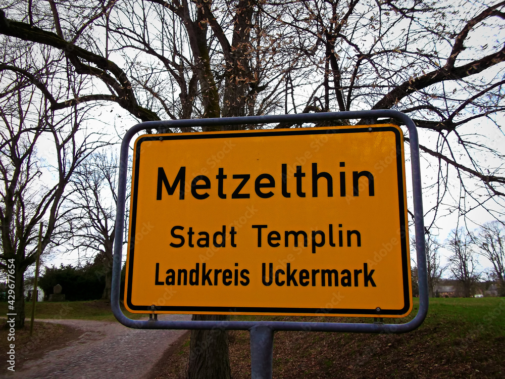 Ortseingandsschild von Metzelthin der Stadt Templin im Landkreis Uckermark
