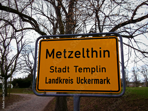 Ortseingandsschild von Metzelthin der Stadt Templin im Landkreis Uckermark 