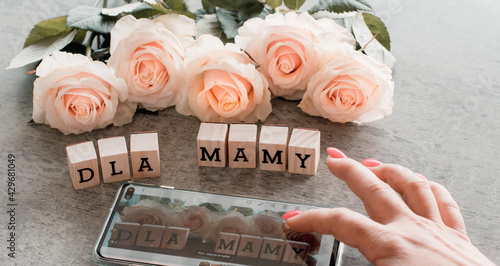 Kwiaty na dzień matki, oryginalne życzenia wysyłane telefonem dla mamy