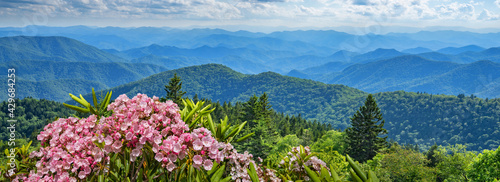 Canvas-taulu A panoramic view of the Smoky Mountains from the Blue Ridge Parkway in North Carolina