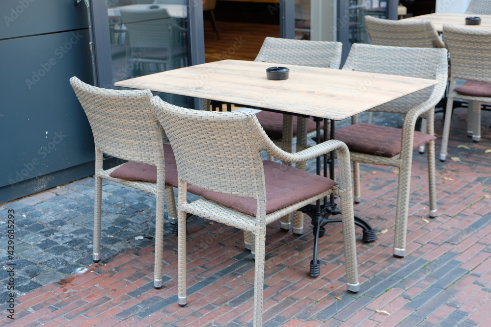 FU 2020-08-11 Fries T2 896 leerer Tisch mit leeren Stühlen eines Restaurants