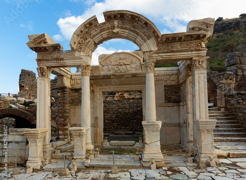 Photo Ruins of ancient temple of Hadrian in main street of Curetes in Ephesus, near pr