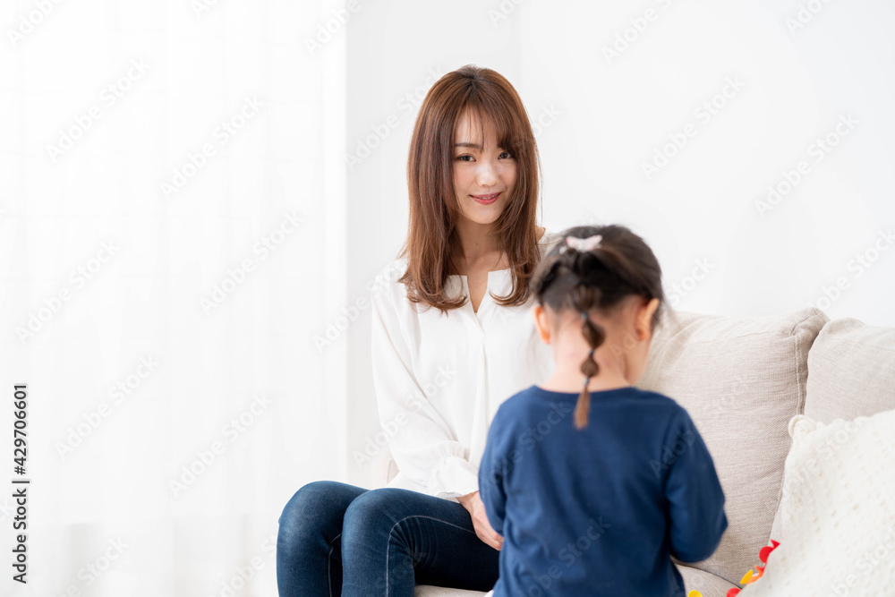 Obraz premium 部屋でくつろぐ親子