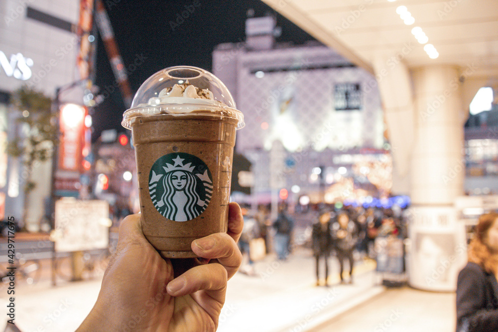 スタバでダークモカチップフラペチーノを買って 飲み歩き 夜の渋谷駅前 スターバックスで飲み物注文 Foto De Stock Adobe Stock スタバでダークモカチップフラペチーノを買って 飲み歩き 夜の渋谷駅前 スターバックスで飲み物注文 Foto De Stock Adobe Stock