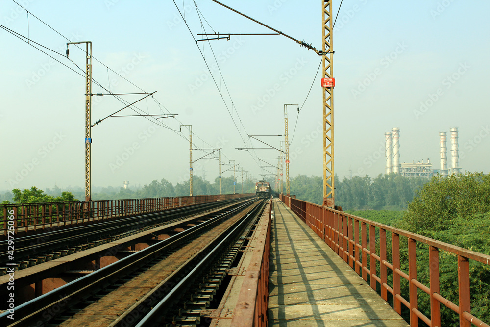 Fototapeta premium railway bridge in the morning