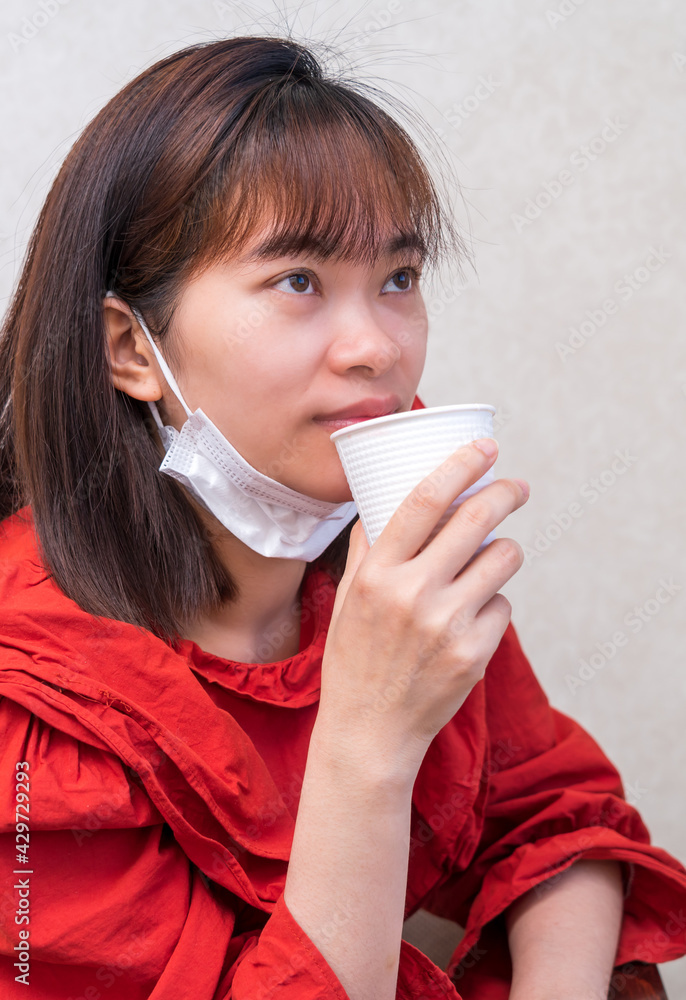 マスクをして食事をする女性