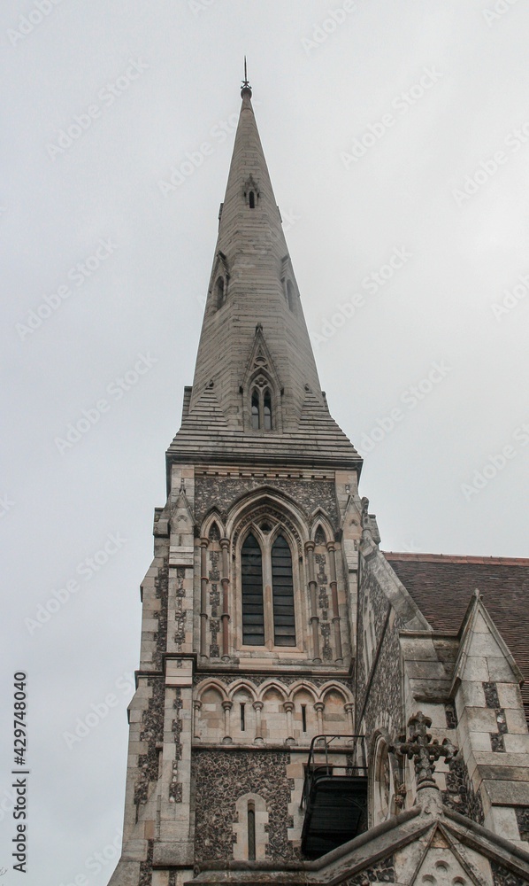 Campanario de la iglesia de St Alban (iglesia anglicana) en el Parque Churchill en Copenhague (1887). Conocida localmente como la Iglesia inglesa, es una bonita iglesia de estilo neogótico. Campanario de la iglesia de St Alban (iglesia anglicana) en el Parque Churchill en Copenhague (1887). Conocida localmente como la Iglesia inglesa, es una bonita iglesia de estilo neogótico.