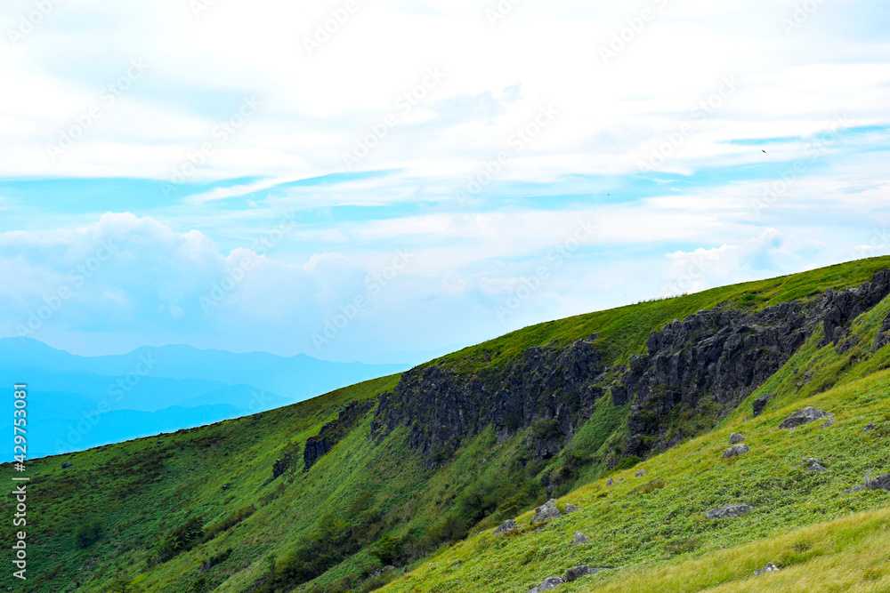 Naklejka premium 美しい山の稜線