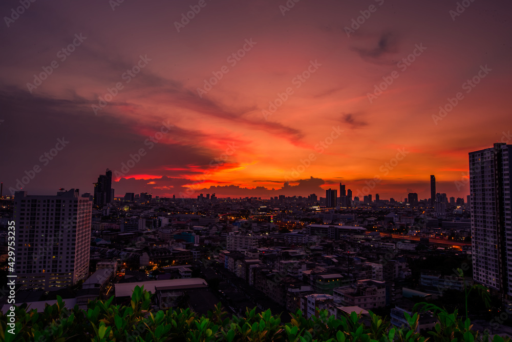 Obraz premium abstract background view of the colorful twilight sky.In the evening, the colorful changes (pink, orange, yellow, purple, sky) merge into the beauty of nature