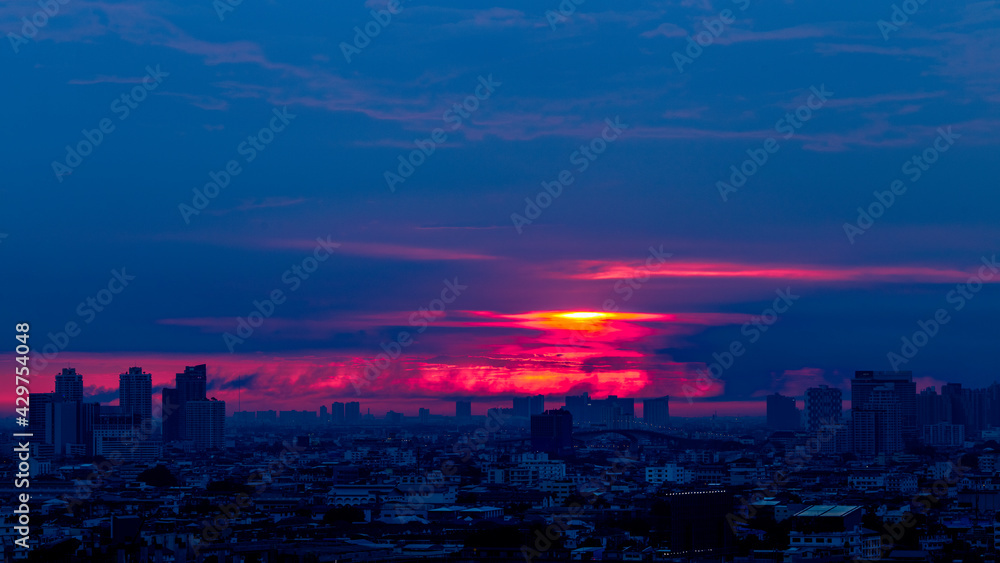 Obraz premium abstract background view of the colorful twilight sky.In the evening, the colorful changes (pink, orange, yellow, purple, sky) merge into the beauty of nature