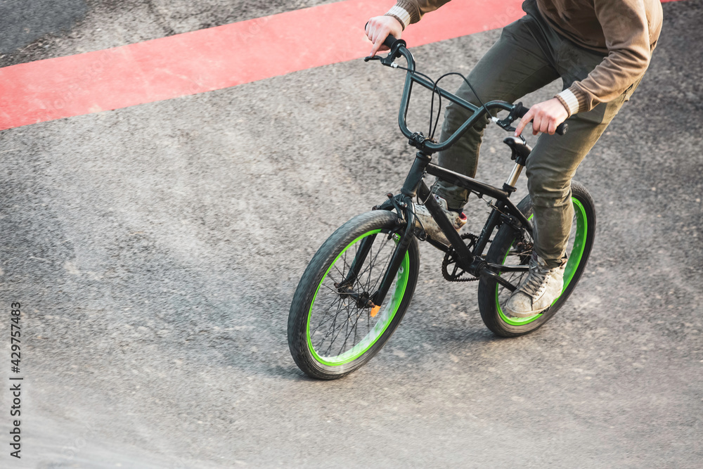 Obraz premium biker at speed bike park circuit