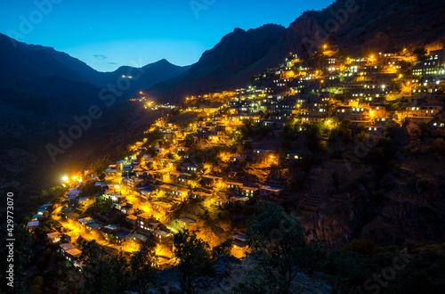 Foto Uraman takht or Hawraman or Oraman, is stepped village in Kurdestan province of Iran, with Specific village and house architecture