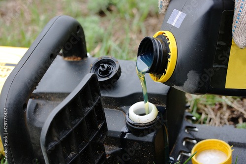 Filling the Electric Saw Lubrication System with Oil