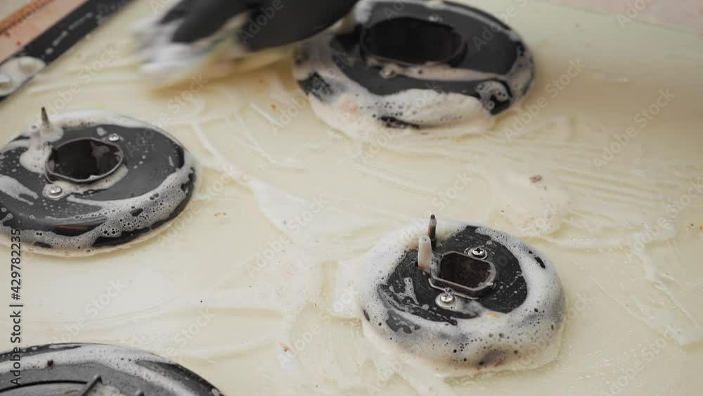 The gas cooking panel is washed with a foam sponge The gas cooking panel is washed with a foam sponge