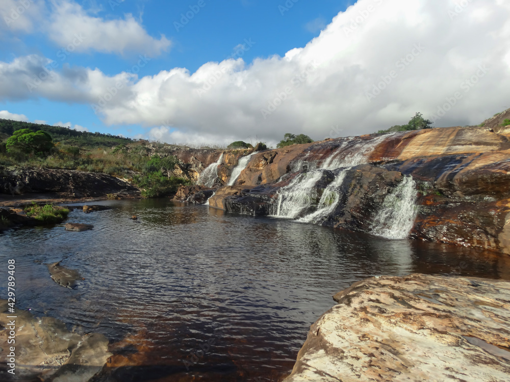 Obraz premium linda cachoeira com muitas pedras na região de Três Barras distrito do Serro