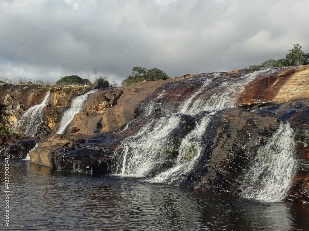 linda cachoeira com muitas pedras na região de Três Barras distrito do Serro