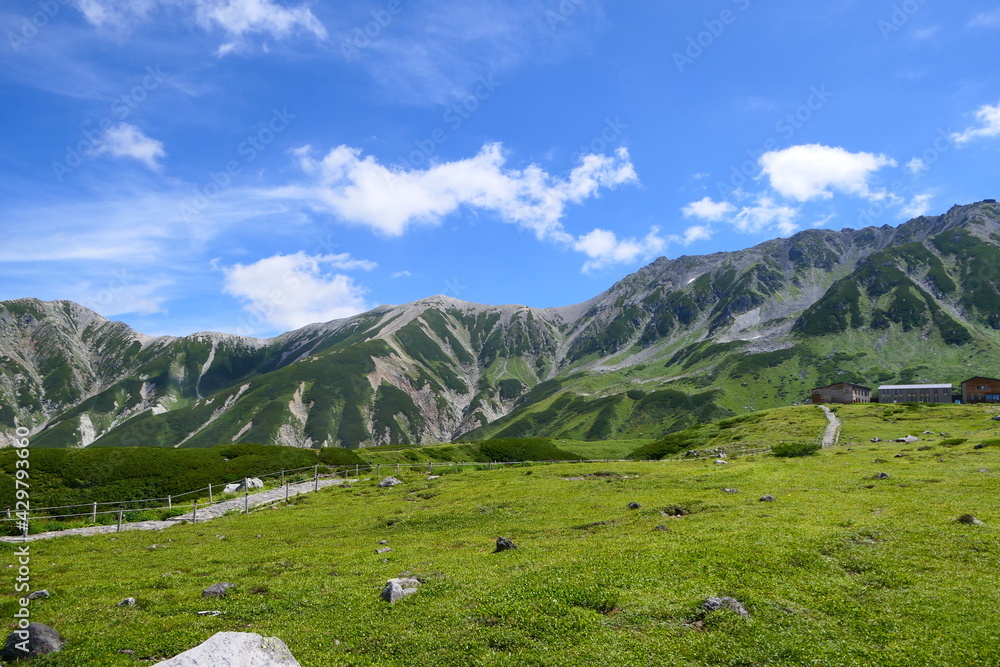 中部山岳国立公園、夏の室堂平から立山を望む。富山、日本。8月下旬。