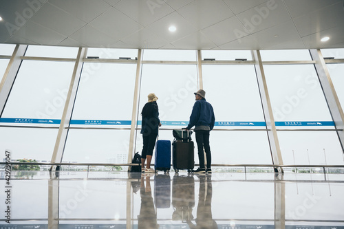 traveler couple person trav...