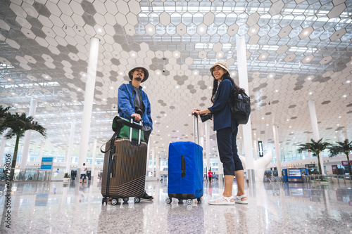traveler couple person trav...