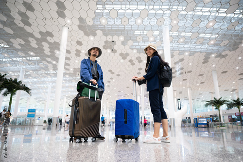 traveler couple person trav...