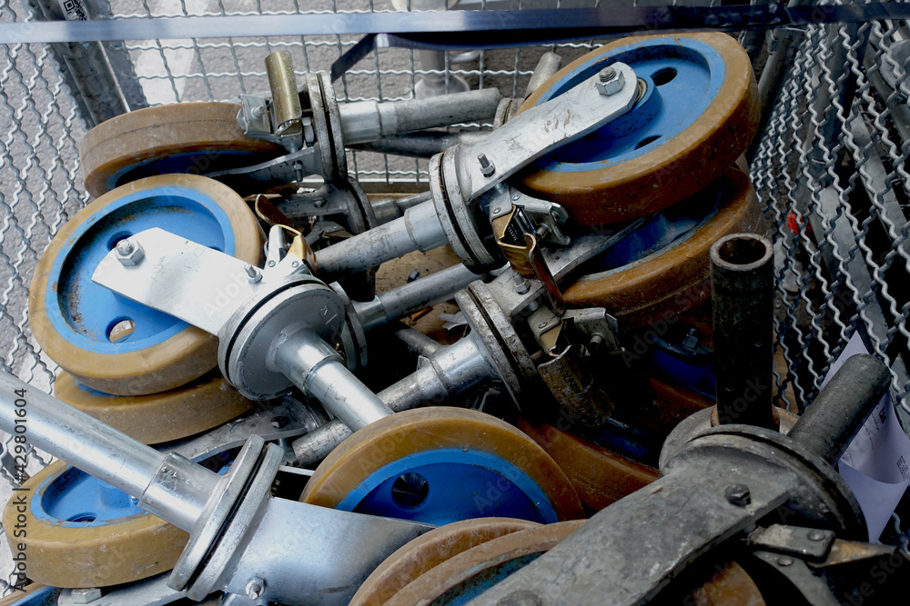 Fototapeta premium Roulettes de manutention pour chantier