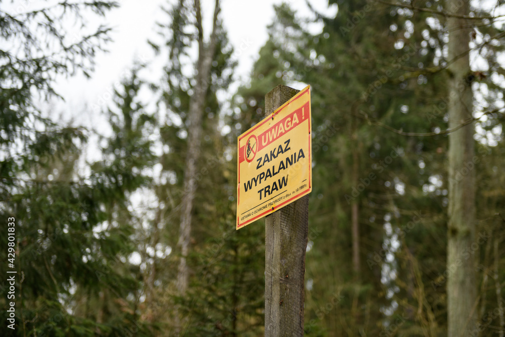 Tablica informacyjna zakaz wypalania traw ,puszcza Białowieska, Polska ,Europa.