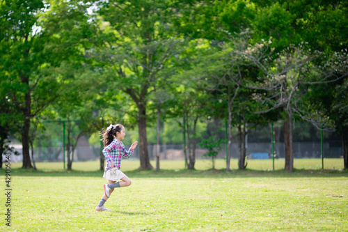 芝生で踊る女の子