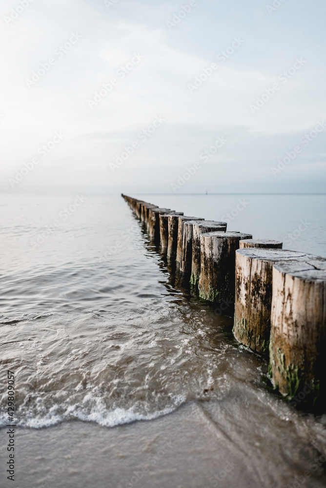 Wellenbrecher an der Ostsee